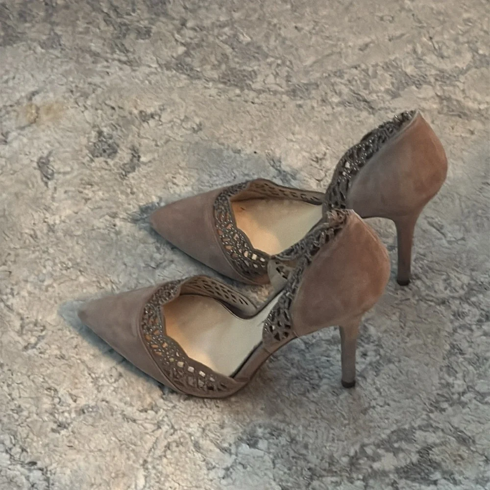 Jessica Simpson‎ Teriann tan suede slip on heels pump embellished cut out trim 7
